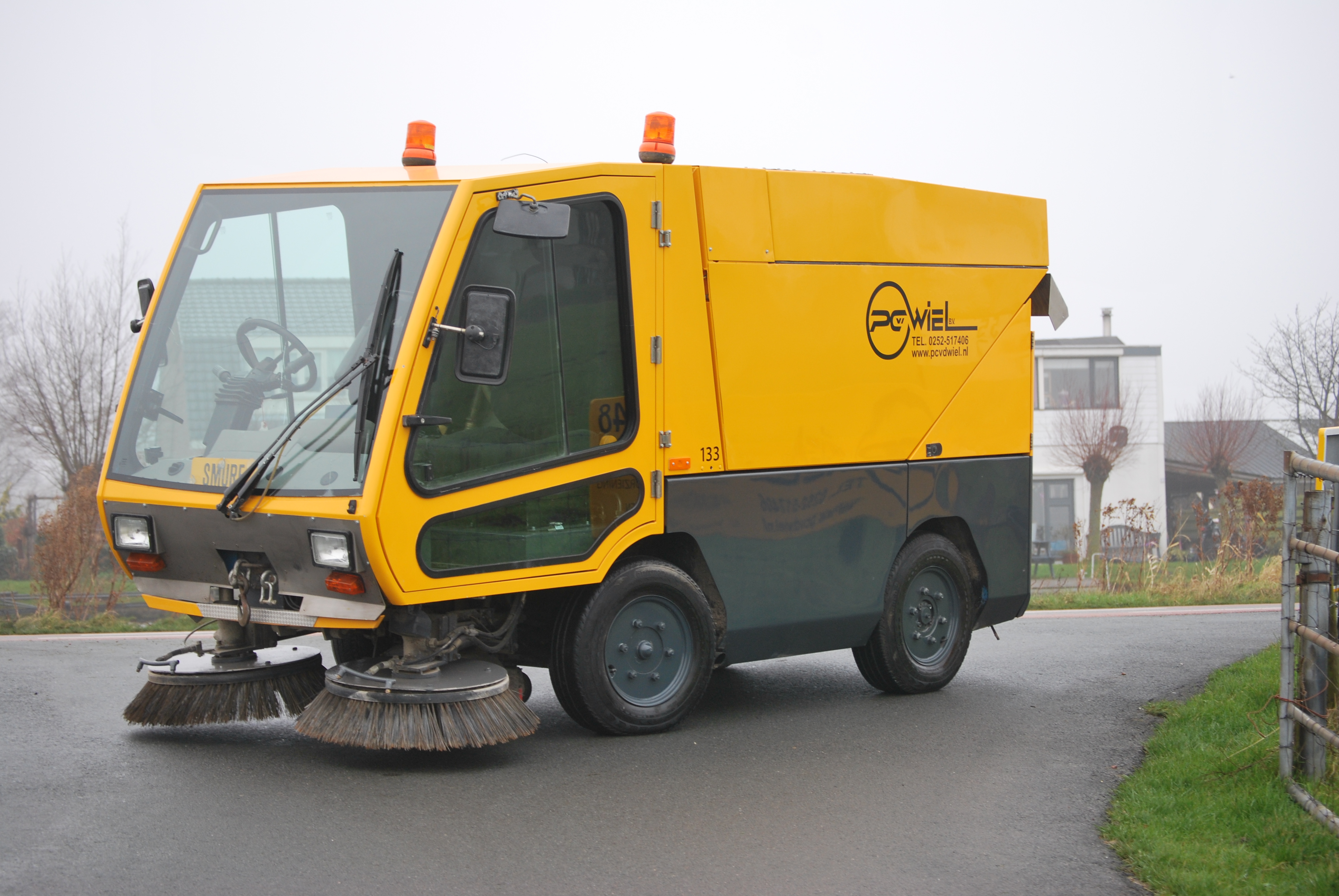 kleine veegmachine parkeergarage