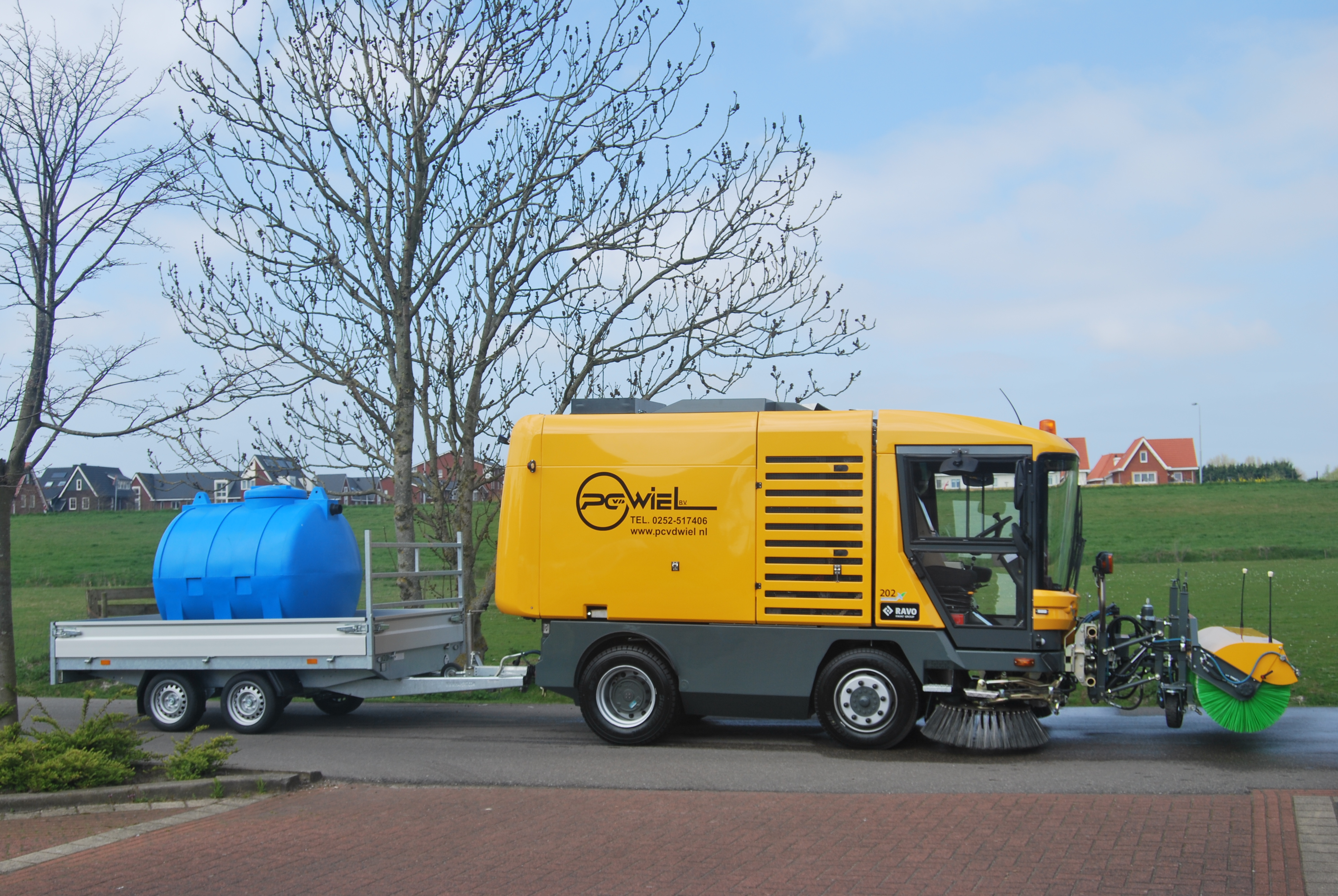 middelgrote veegmachine waterwagen