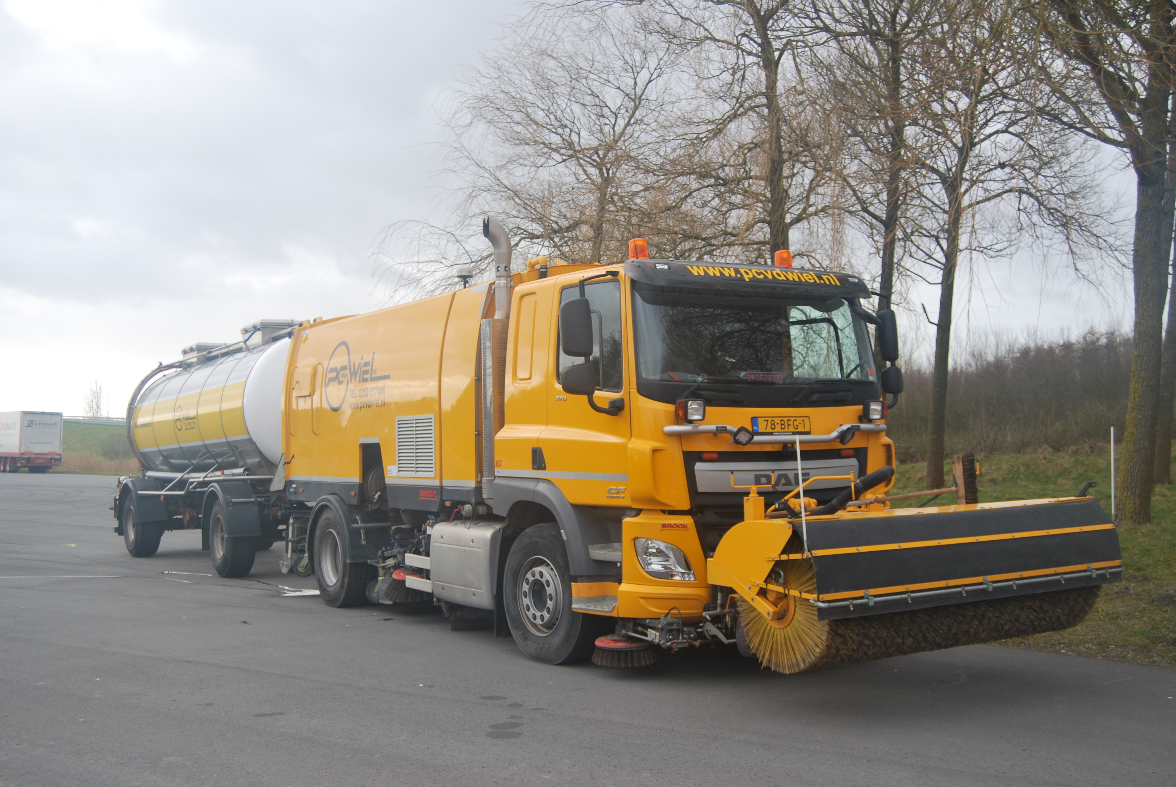 wegdekreinger met waterwagen